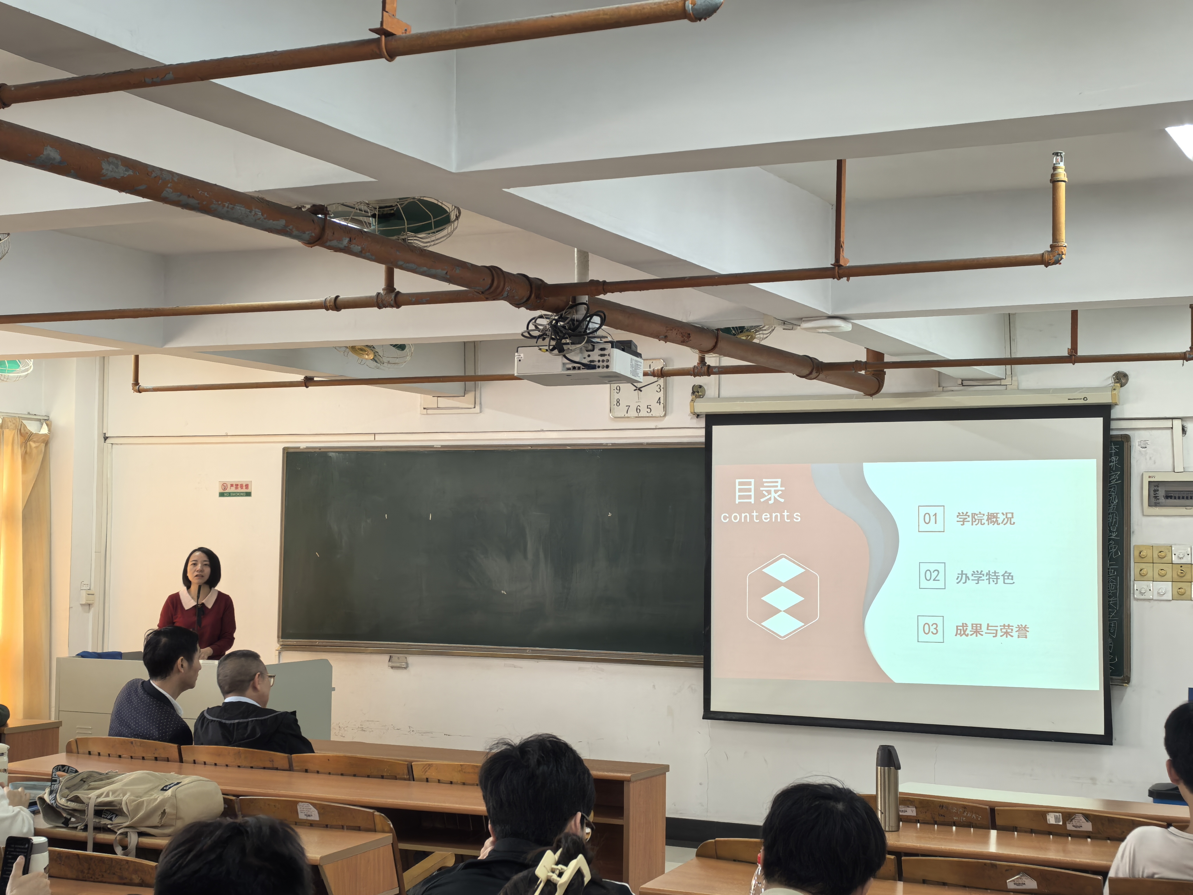 黄春华主任在介绍太阳成集团tyc122cc.jpg