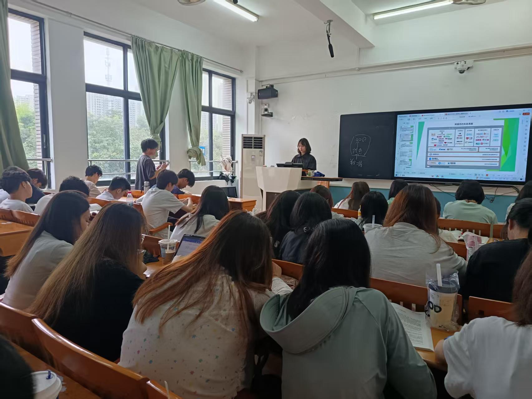 杨悦老师与员工互动.jpg