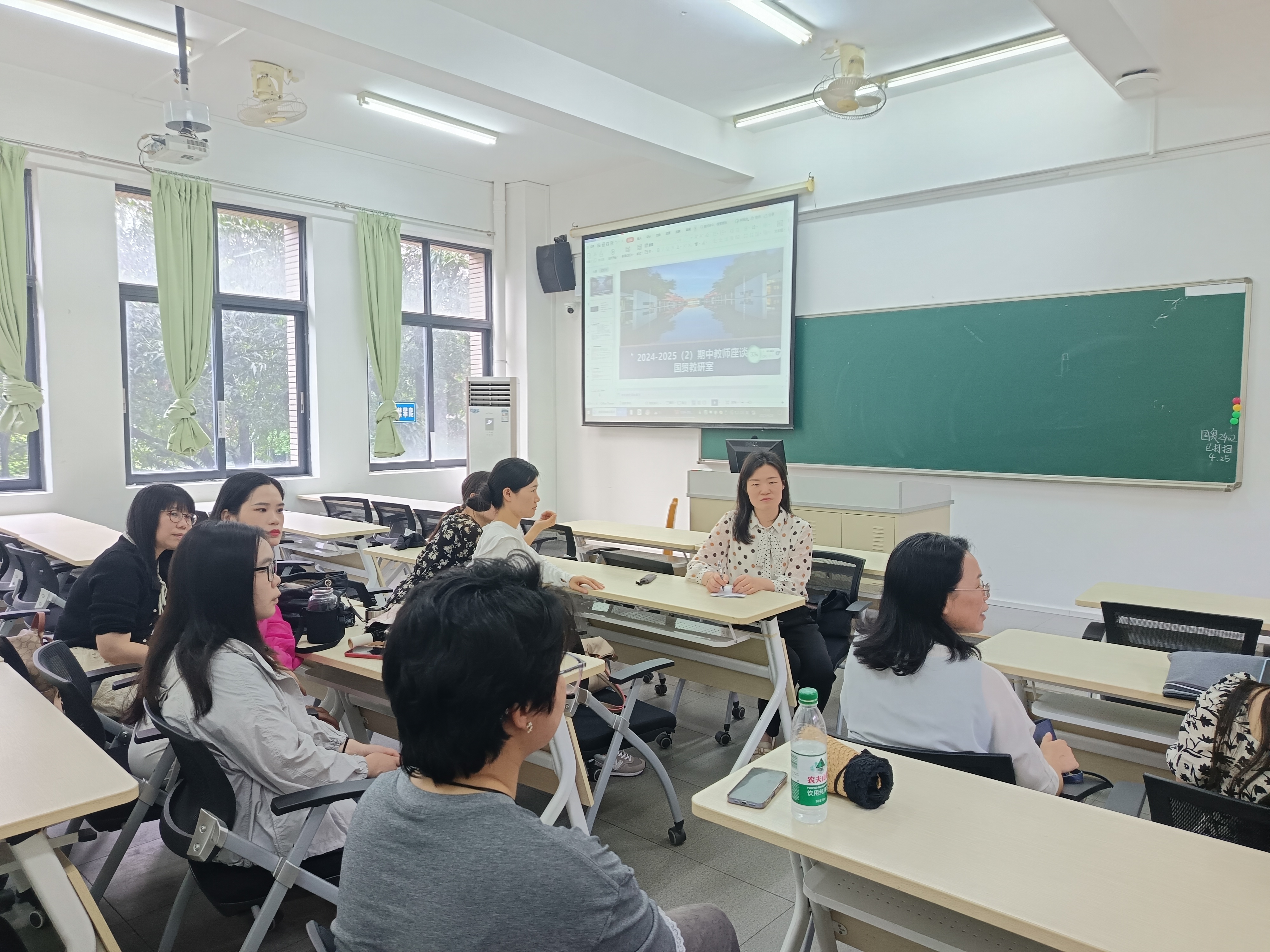认真听取老师们的讨论发言.jpg