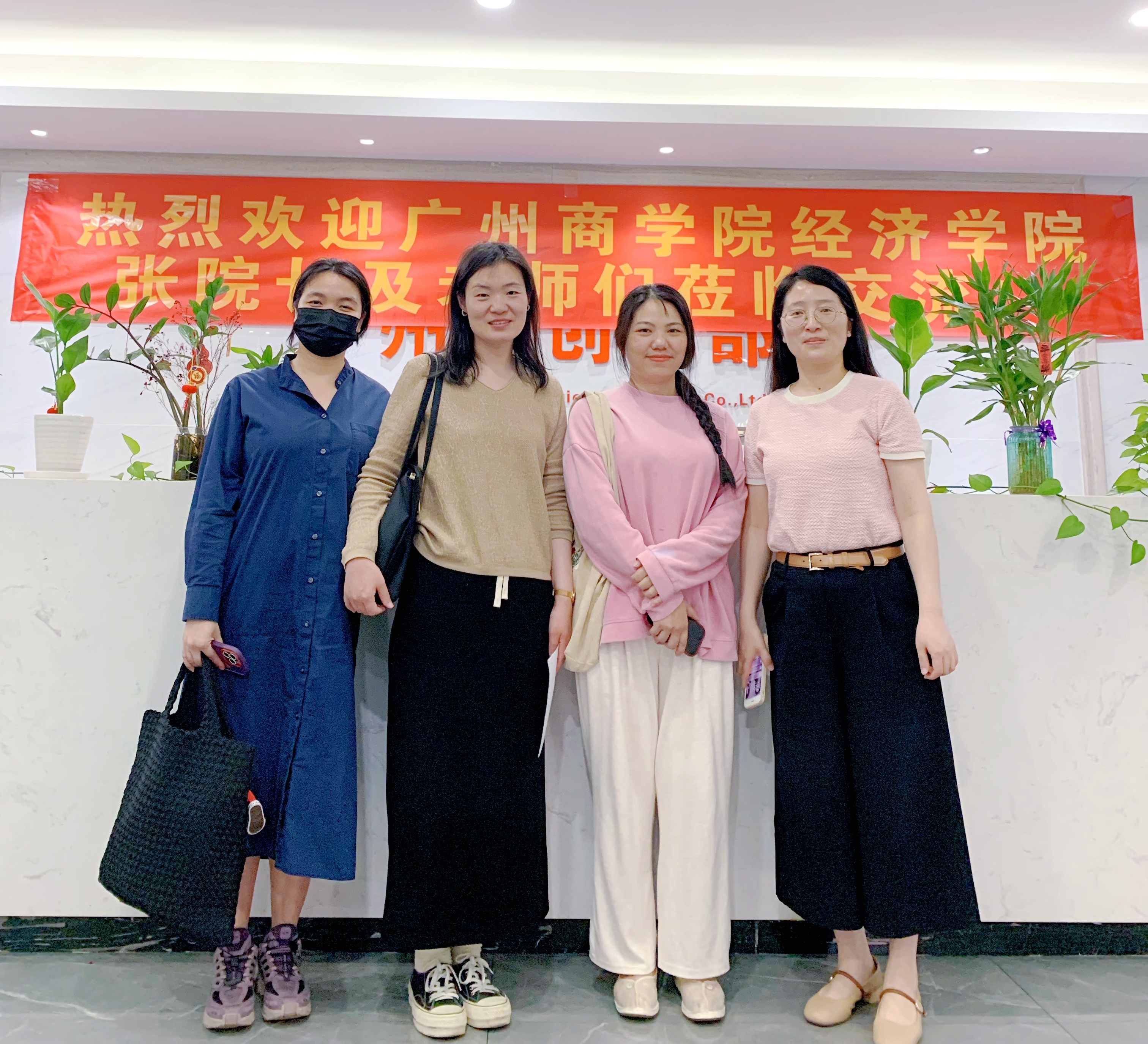 教师与企业高管合影_副本.jpg