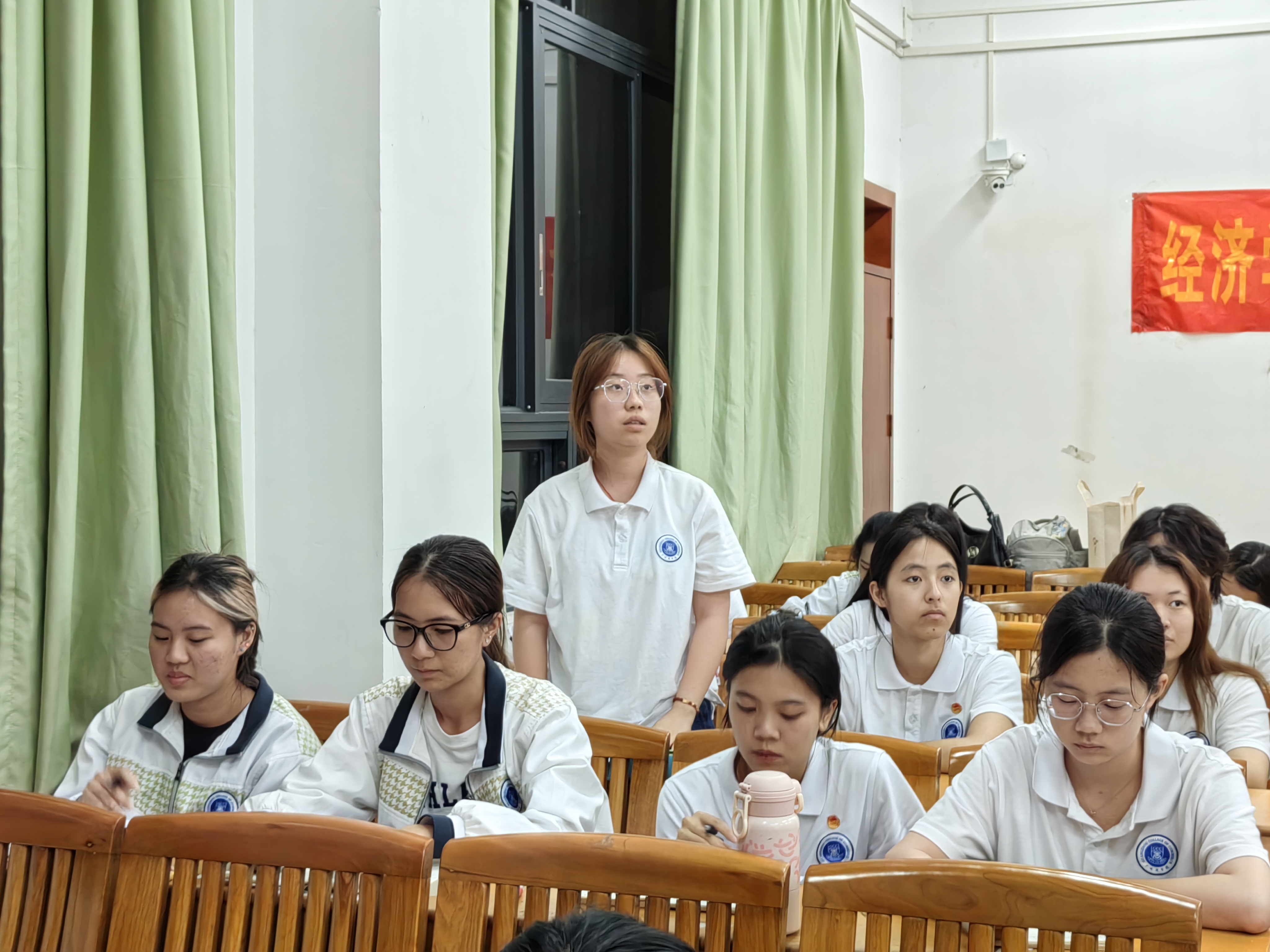 同学回答问题.jpg