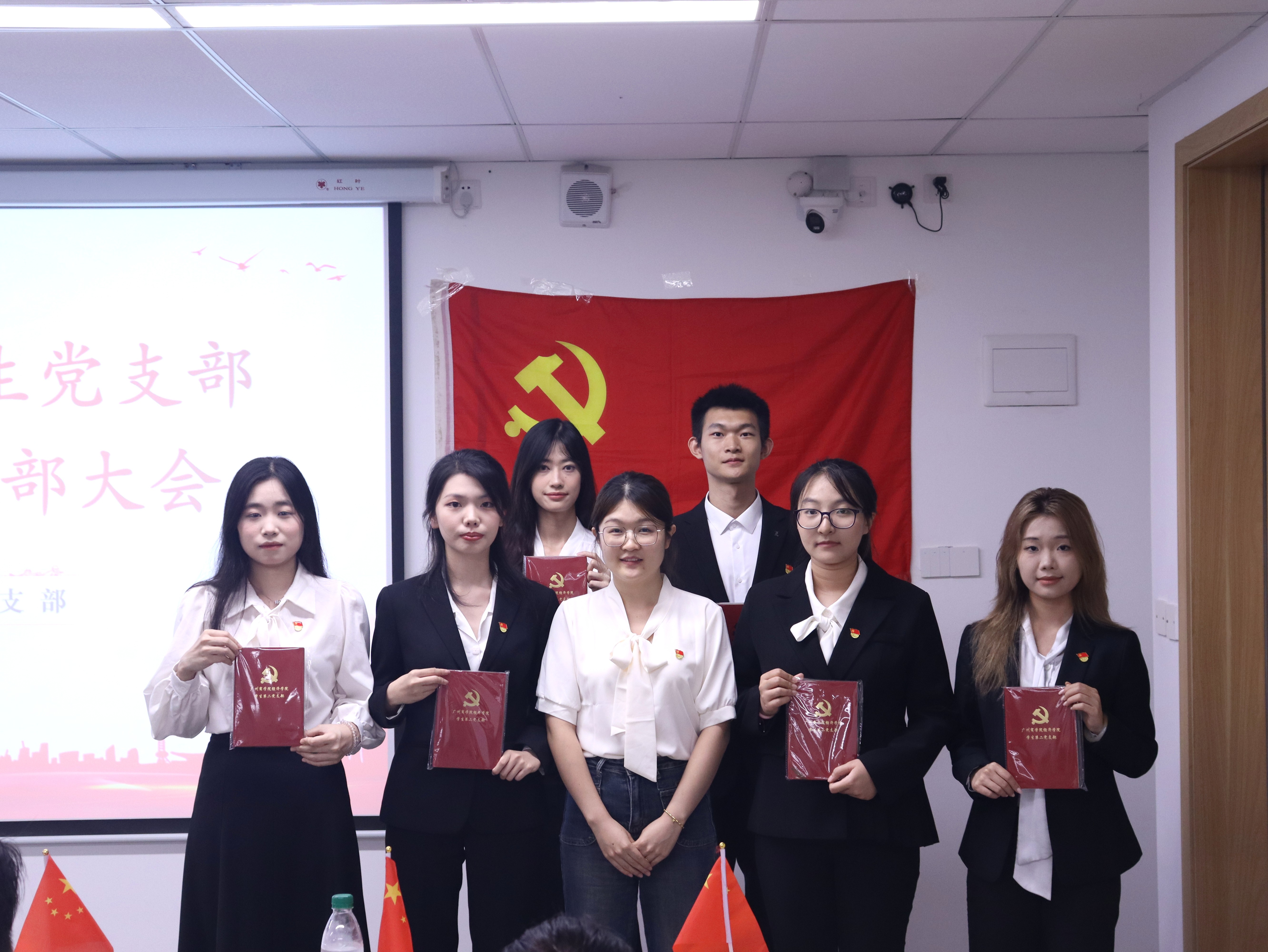授予党徽2.JPG