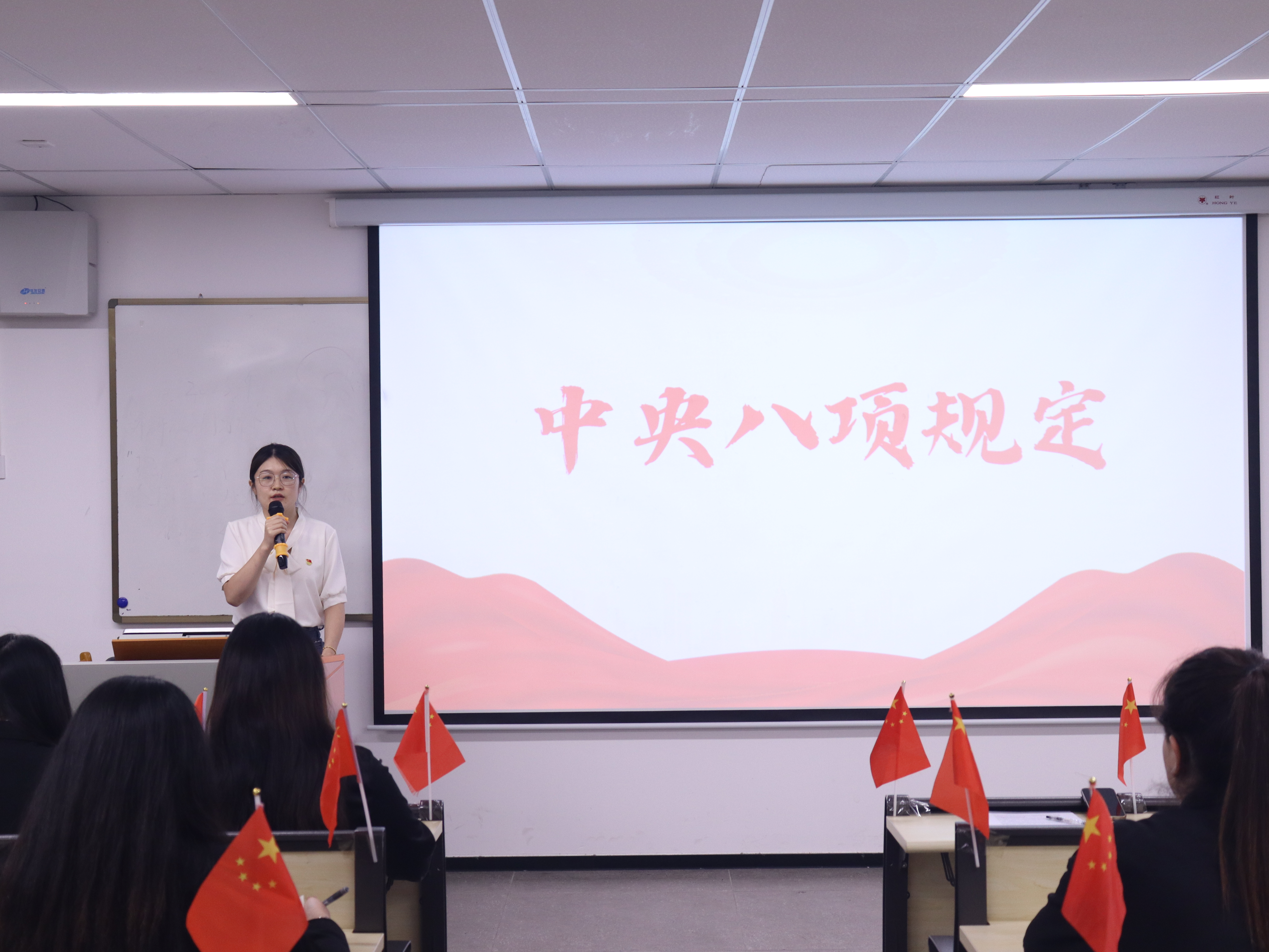 主题党日徐萍老师总结发言2.JPG